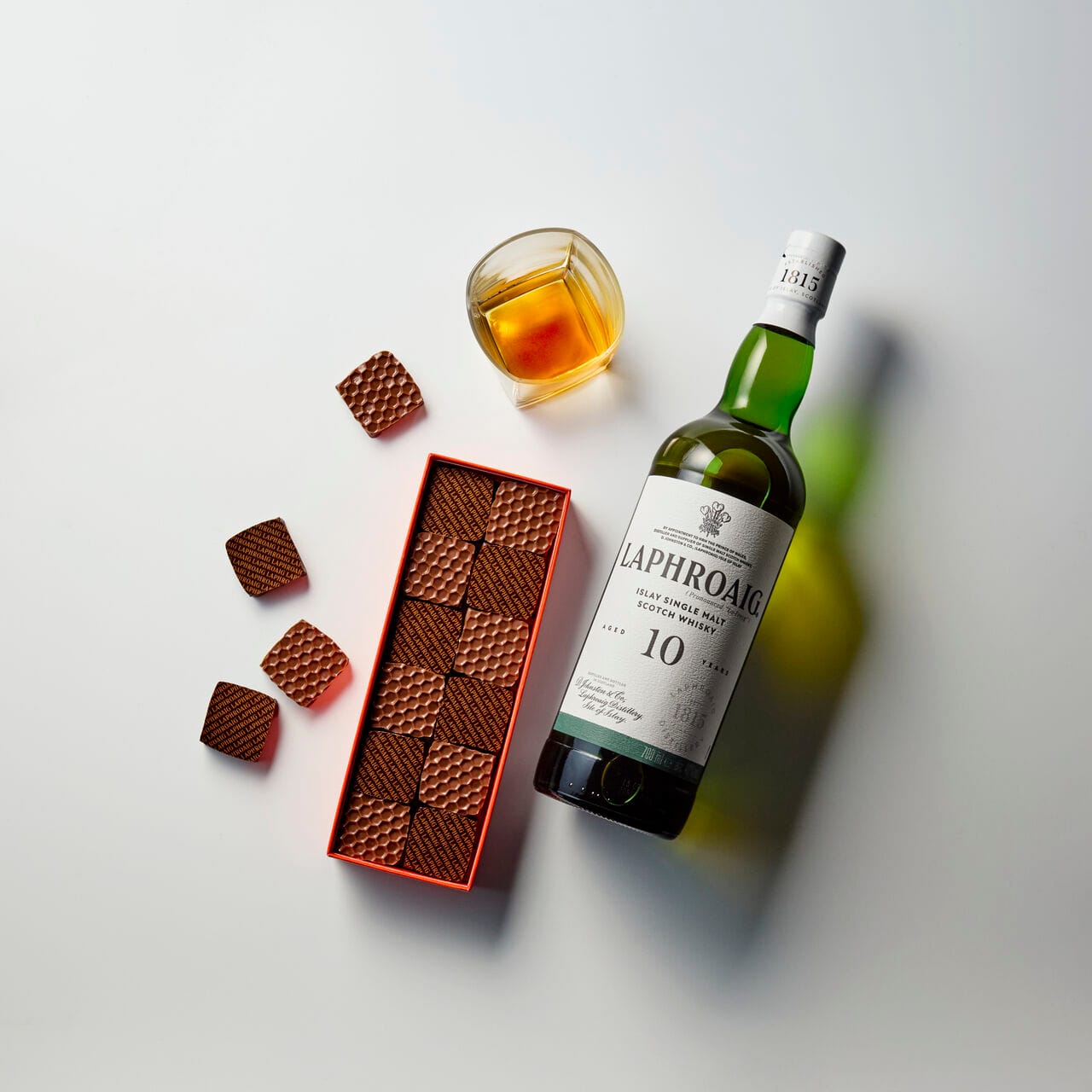 Arnaud Larher x Laphroaig : une rencontre audacieuse entre le single malt iconique d'Islay et le chef pâtissier MOF & chocolatier