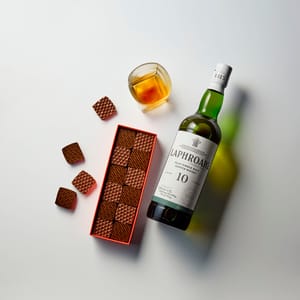 Arnaud Larher x Laphroaig : une rencontre audacieuse entre le single malt iconique d'Islay et le chef pâtissier MOF & chocolatier post feature image